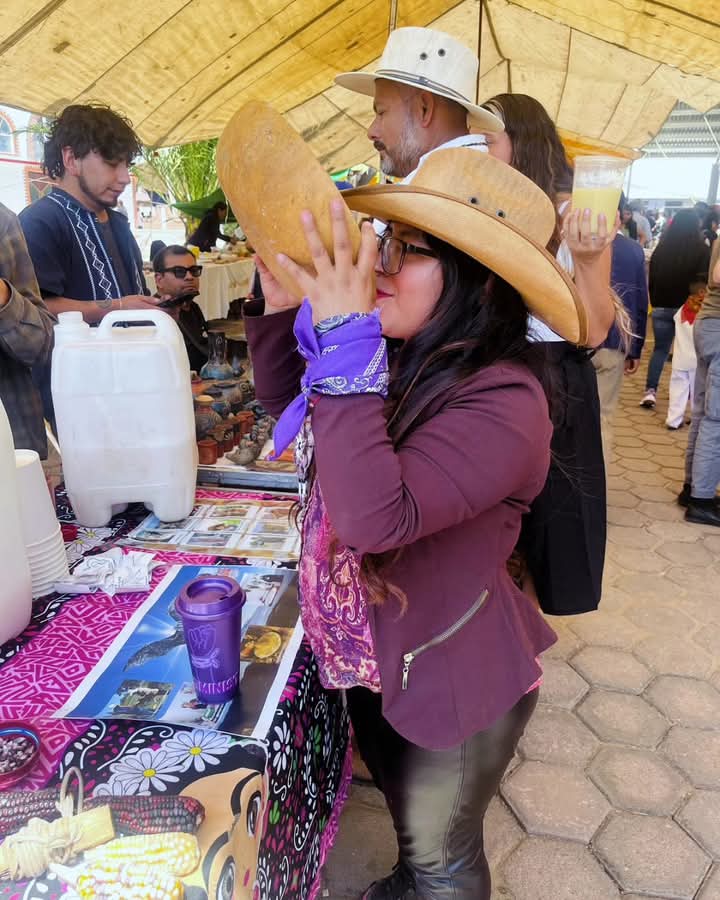 ReynaXochipaMo's tweet photo. #Domingo de ir a echar unos pulmones 🫁 al 10o Festival del Pulque en el #Equinoccio de #SanAndrésCholula 🥛🌕🐇.
¡Buen fin de semana!
#pulque
#octli
#festivaldelpulque
#pueblomágico https://t.co/LwiyVTfhAf