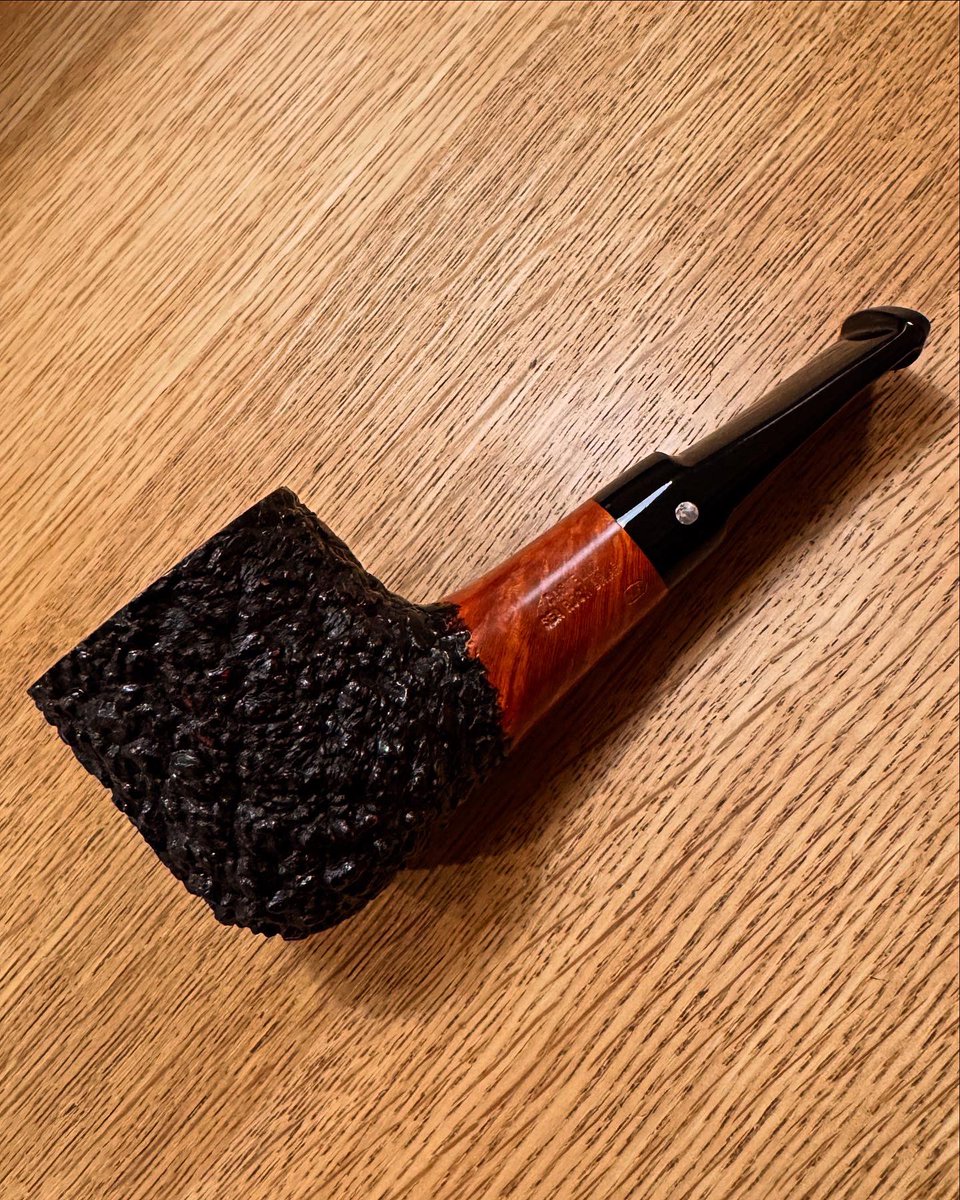 deicida's tweet photo. Castello # 10 Sea Rock Briar Saddle Stem
クリーニング終了。これ、いつ買ったのだろう？でも買ったのは覚えてる。ボウルが大ぶり。これは10番なのか？まぁCastelloが10番というのだから10番なんだろう。別のSea Rock Briarとの比較も。 https://t.co/Eo43XxLuxZ