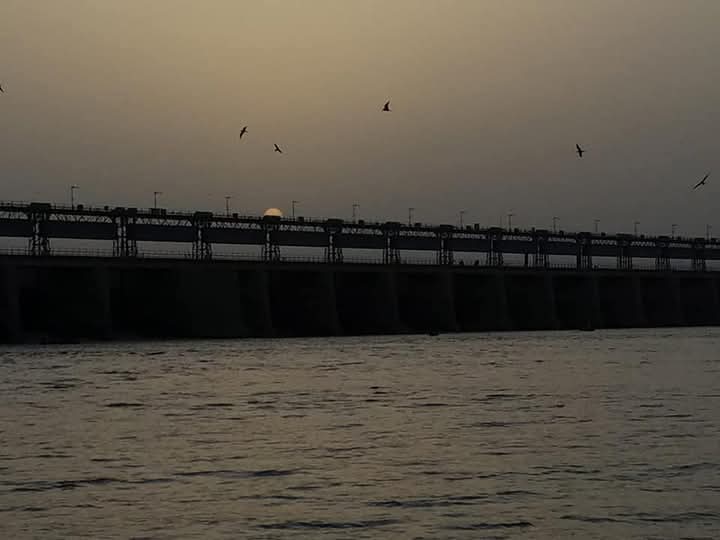 Madhosh_Sindhi's tweet image. جنهن درياهہ جي اڳيان سڪندر اعظم پنهنجي دل نہ جهلي سگهيو، اُن درياهہ جو رُخ موڙڻ جيتري پنجاب ۾ طاقت ئي ناهي.

#NoMoreCanalsOnIndus