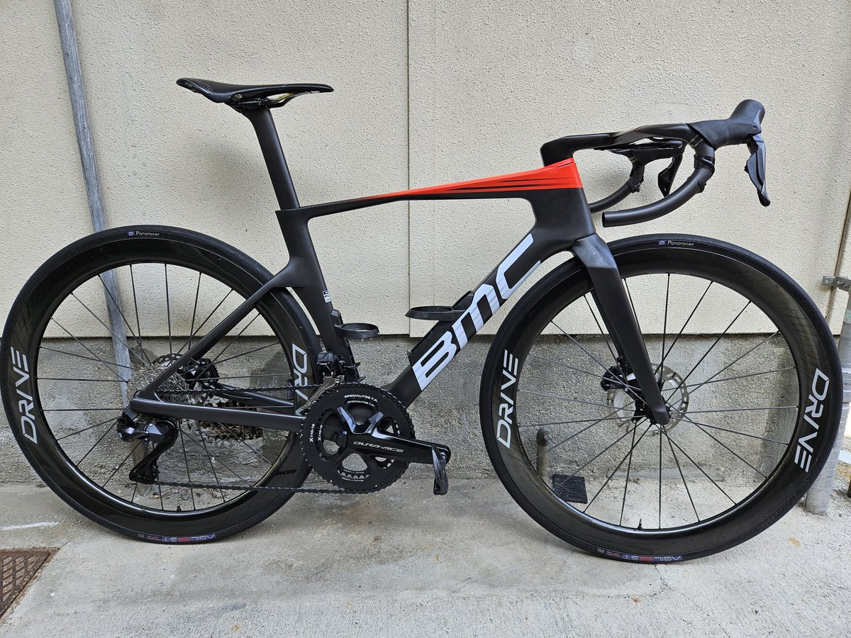 mgsk_kwbk's tweet photo. Newマシン！
BMC Teammachine R01✨️
@cyclingtake 君がすぐに組んでくれ、宇都宮に間に合いました👍
今日は回復したので、ポジション出しライドへ💨
めちゃくちゃ速い！
レースへのモチベがさらに上がる🔥
#BMC
#ridebmc 
#ヴィクトワール広島 https://t.co/vYn9McXXWZ