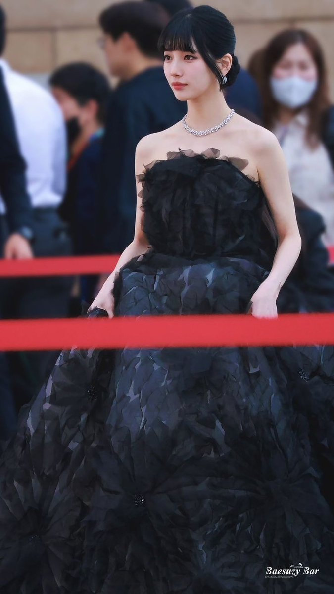 k_popstory's tweet photo. Knetz discuss which dress they think suits Suzy the best. https://t.co/VPIDlADhqC https://t.co/h3tH7WNFot
