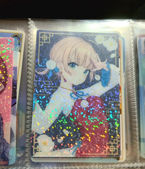 うおおーチャイナういママセンセイだー!タコ、このういママセンセイが好きで欲しかったのよねー嬉しい!他のキラカードも素敵でかわいい～!んで他のノーマルカード三種なんだけど、表情的に(特に右側)某ギャグマンガ日和の某シールの話を個人的に思い出しちゃう組み合わせでくっそ笑ってます 