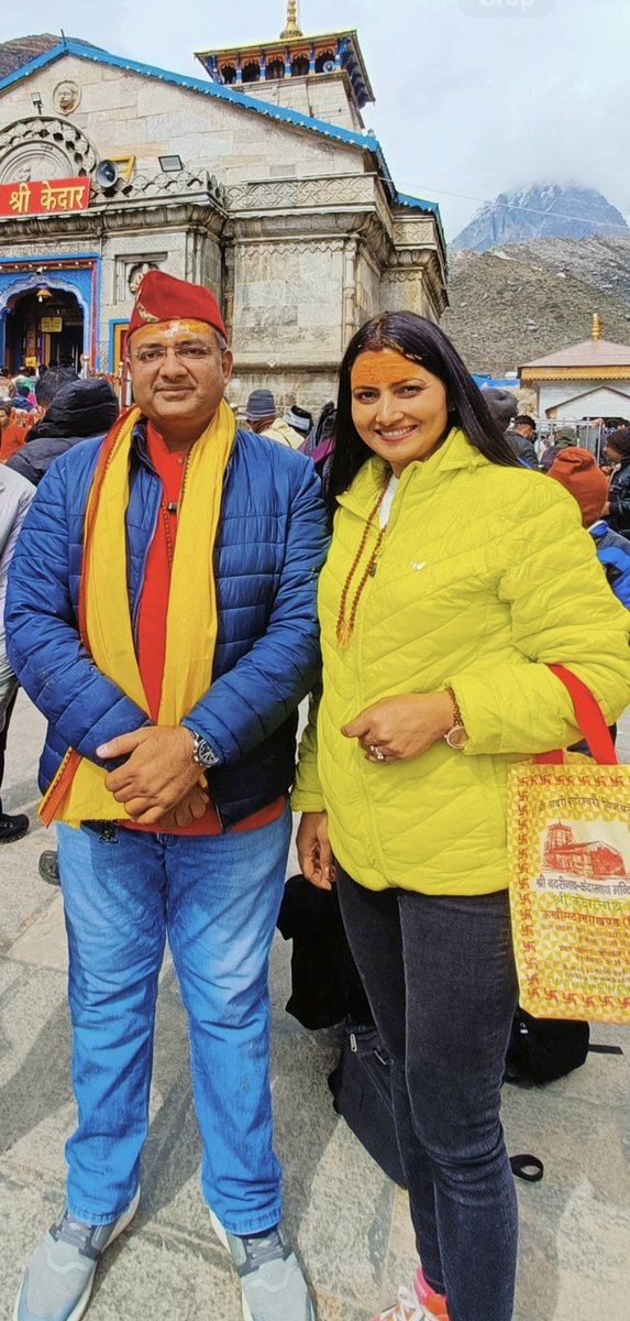 antripathi2's tweet photo. किसकी जिंदगी में
क्या गम है
किसका दोष ज्यादा है
किसका कम है

ये जाने बग़ैर
वमन क्यूं करते हो
हर किसी का चरित्र-हनन
क्यूं करते हो?

स्वयं के दामन का दाग
'अखिल' जो तुम देख पाते
स्वच्छ सरोवर में
एक भी कंकड़ न फेंक पाते!!
~~~~~
अखिलेश✍️
बस्ती - उत्तर प्रदेश https://t.co/cHAY8VxuDA