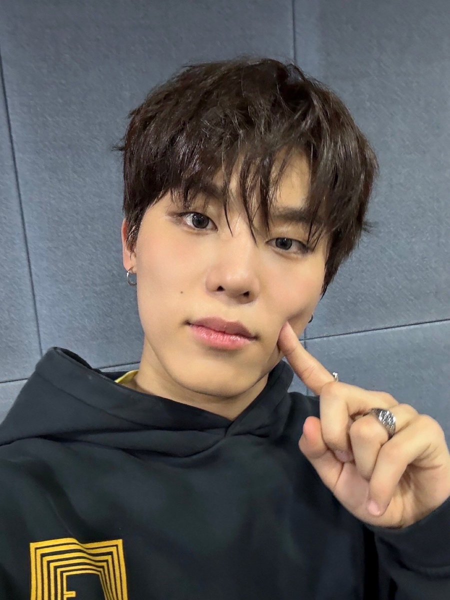 Park Jeongwoo weverse update! #박정우 

“Yellow💛”