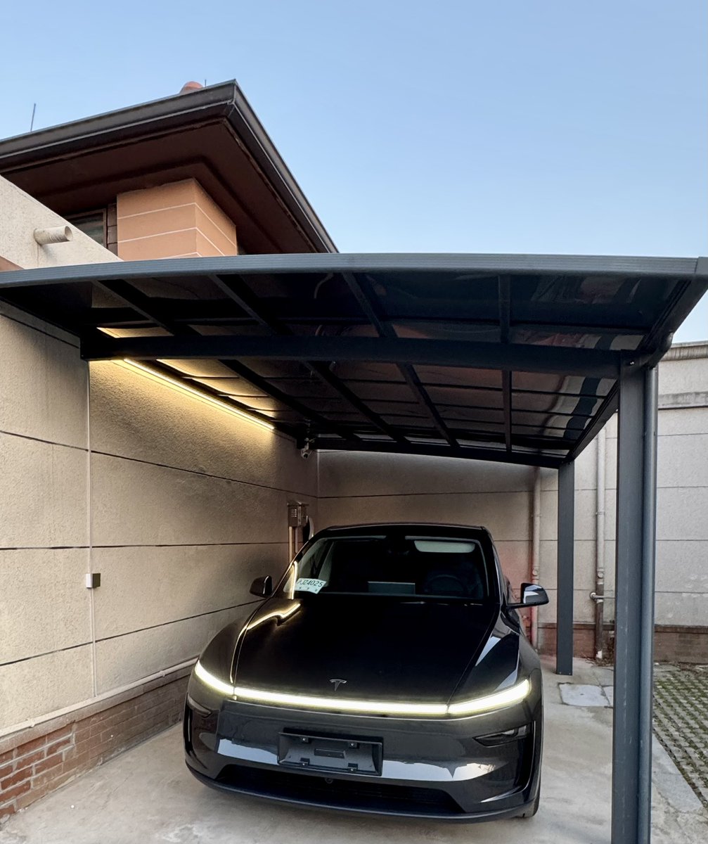 tangbh's tweet photo. 今日新しいモデルYジュニパーが納車された🎉。サスペンションと静粛性がさらに改善されて、Teslaディーラーから帰りの運転は楽チンだった🚗。22年式と比べてまず乗心地がめちゃ良くなってる、めちゃいい♪ https://t.co/iOTLJkiIix