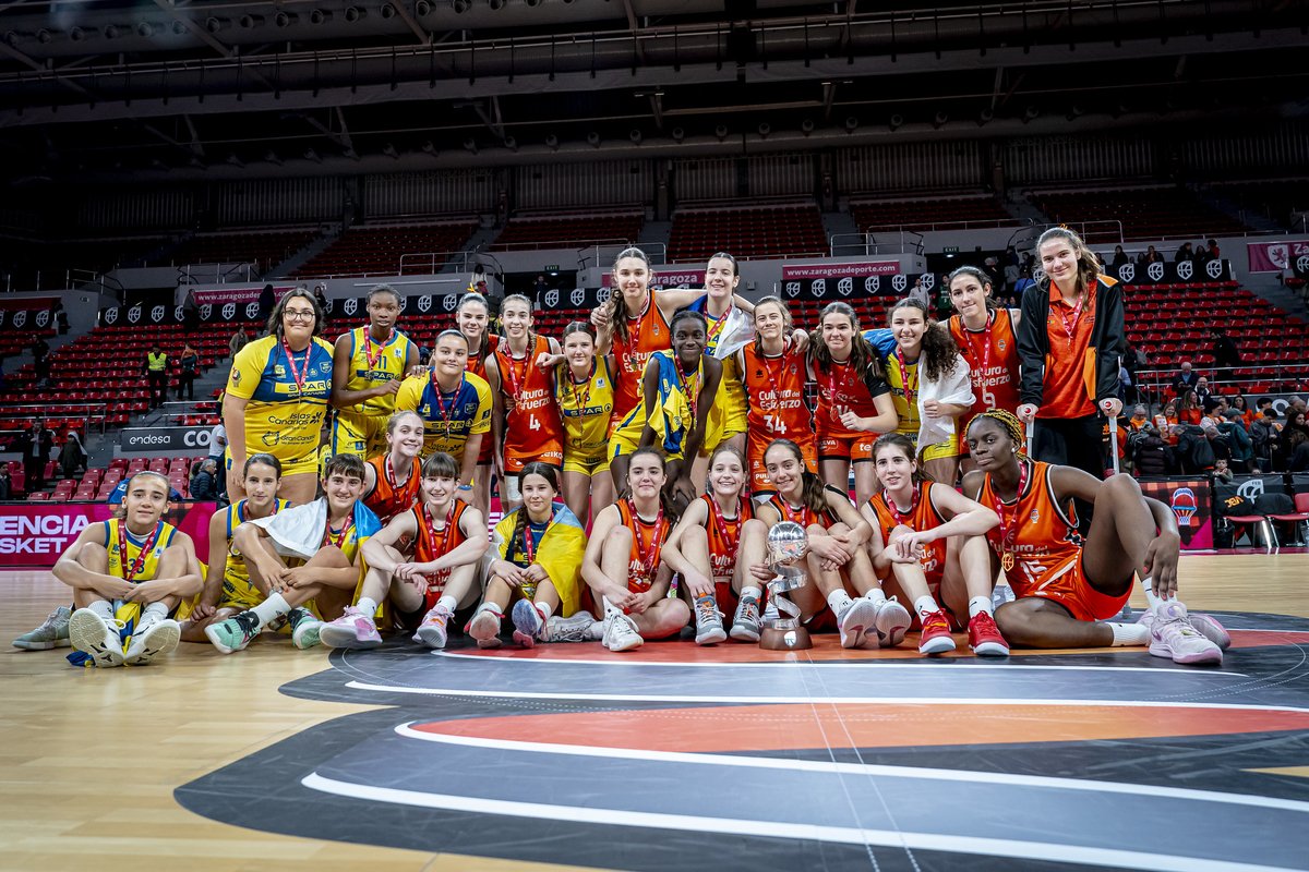 🏆📸 La foto de familia entre <a href="/cbislascanarias/">CBIC SPAR Gran Canaria</a> y <a href="/valenciabasket/">Valencia Basket Club</a> al término de la final de la #MinicopaLFEndesa