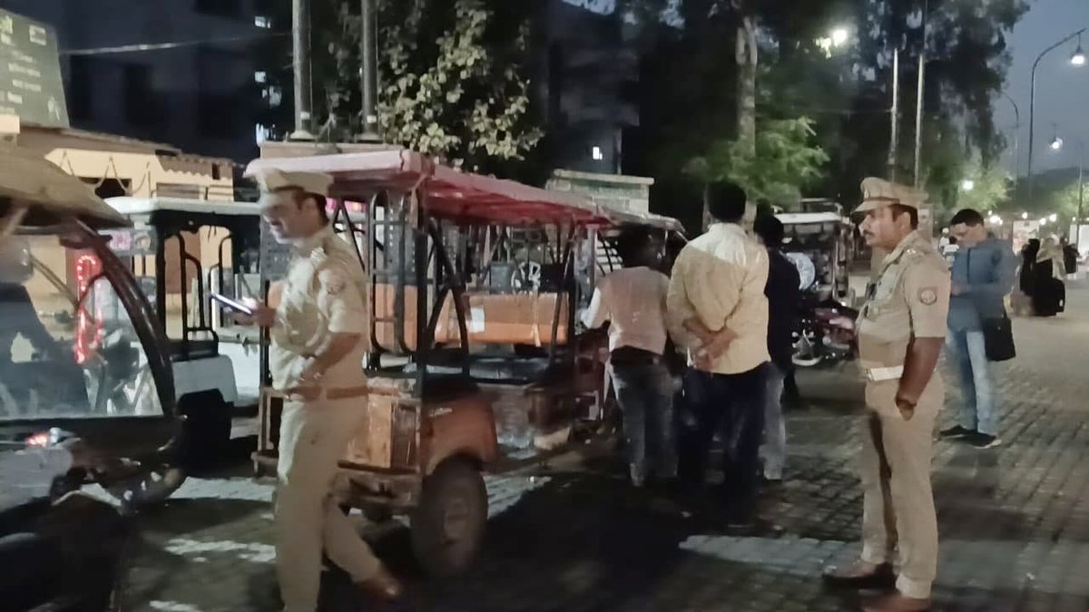 bstvlive's tweet photo. 🚨 लखनऊ : ई-रिक्शा के खिलाफ पुलिस का अभियान 🚨
🚔 रूमी गेट के पास चला चेकिंग अभियान
⚖ नियमों के विरुद्ध दर्जनों ई-रिक्शा के काटे गए चालान
📍 लखनऊ में सबसे ज्यादा चौक क्षेत्र में चलते हैं ई-रिक्शे
#Lucknow #ERickshaw #TrafficRules #PoliceAction #RumiGate #ChowkArea @lkopolice https://t.co/a5PJjosH9q