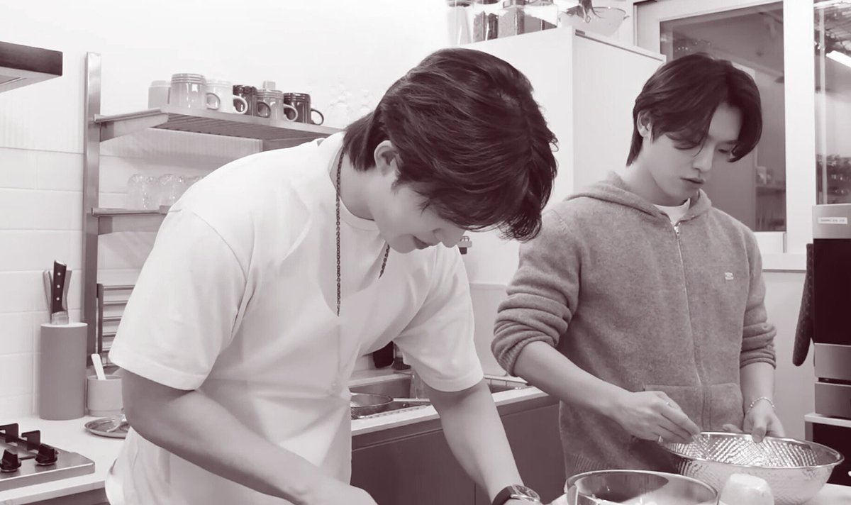 defiledsouls's tweet photo. ⠀ 
⠀ 
Karena penjual nasi goreng langganan sudah pulang kampung, adik saya ngide buat masak sendiri. Gak tau rasanya bakal enak atau nggak, tapi semoga malam ini bisa tidur dengan perut kenyang.
⠀ 
⠀ https://t.co/CpSCTfenOm