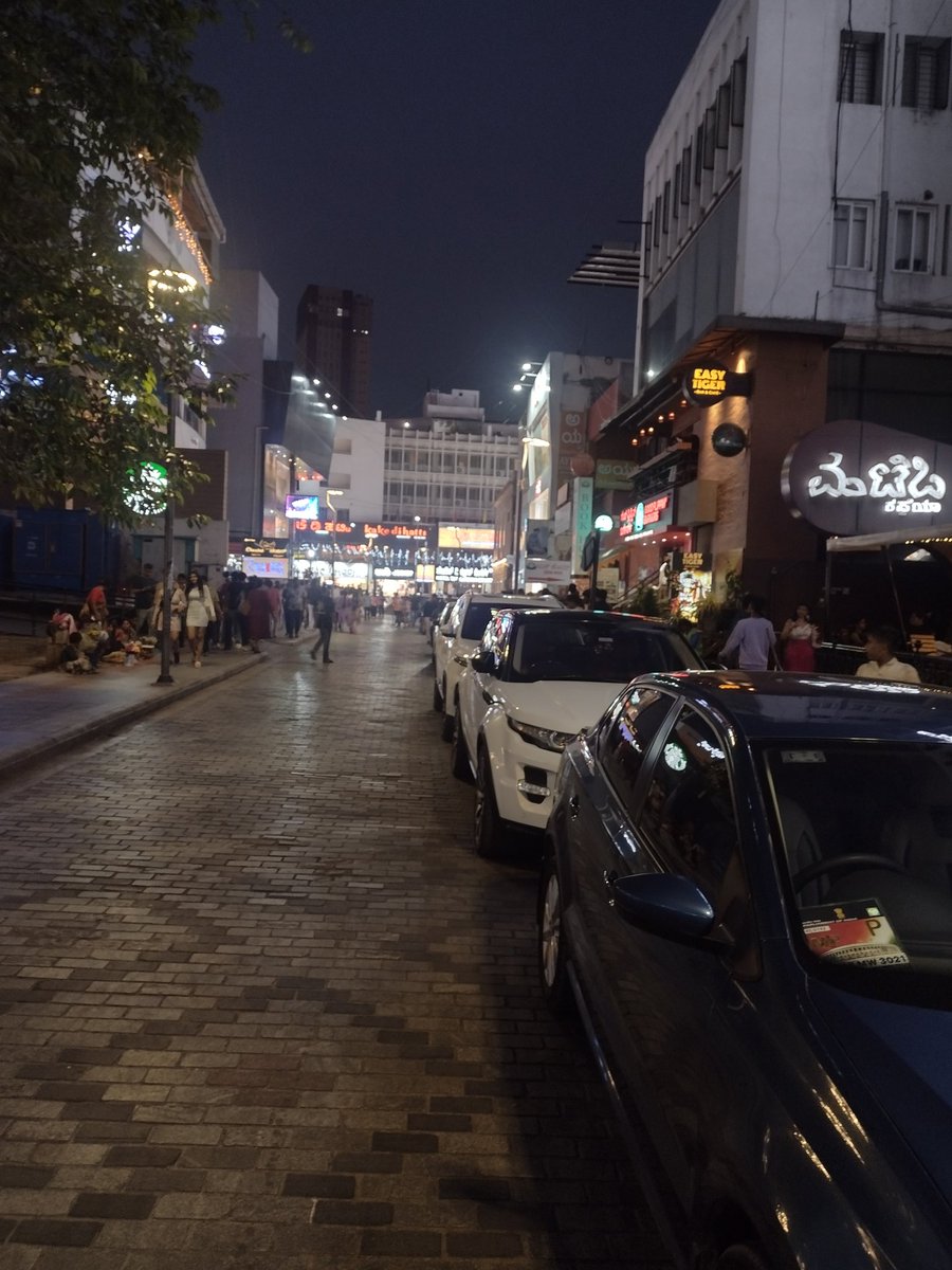 Hello <a href="/DKShivakumar/">DK Shivakumar</a> avare, am on church street. Big cars are parked for free. But the force of <a href="/CPBlr/">CP Bengaluru ಪೊಲೀಸ್ ಆಯುಕ್ತ ಬೆಂಗಳೂರು</a> is chasing poor women street vendors. 

Shame on your government. You don't understand the meaning of 'Dignity' or 'Justice'. Don't pretend to follow the constitution anymore pls