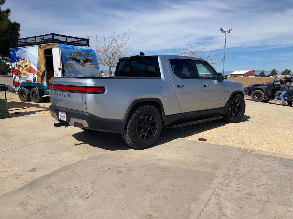 Check it 🙌🏼 <a href="/Rivian/">Rivian</a> R1T sporting our <a href="/Team1ev/">1EV</a> R600 fully forged wheels in SoCal today 👌🏼
#Evsportline #team1ev #Rivian