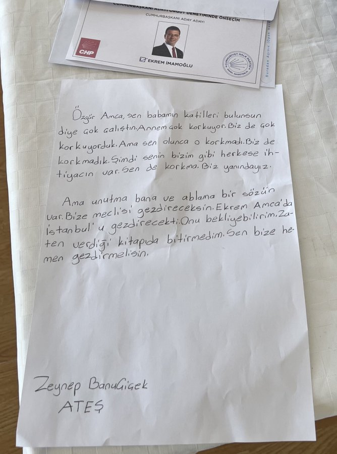 Sinan Ateş'in kızı Zeynep Banuçiçek, Özgür Özel ve Ekrem İmamoğlu'na mektup yazdı:

"Çok korkuyorduk. Ama sen olunca biz korkmadık. Şimdi senin, bizim gibi herkese ihtiyacın var. Sen de korkma. Biz yanındayız."