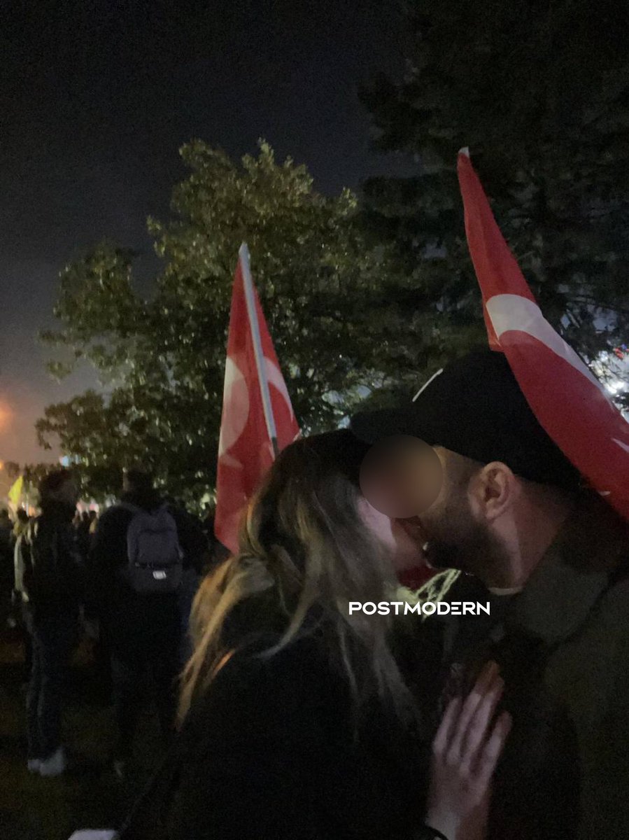 postmodernss's tweet photo. SARAÇHANE ÖPÜŞME EYLEMLERİ | v1 ♥️ #Saraçhane https://t.co/RIUVuxemZR