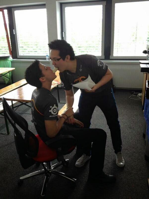 Désolé. Je viens de retomber sur ça dans les tréfonds de ma galerie, je me dois de partager <a href="/YellOwStaRL0L/">YellOwStaR</a>