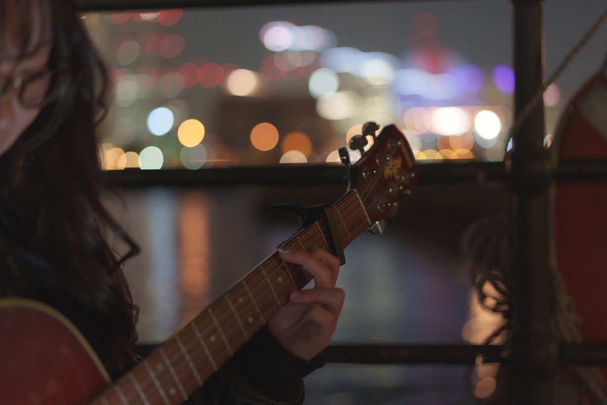 miutom5's tweet photo. 映画「知らないカノジョ」のロケ地、横浜・象の鼻パークにて🎬🎸  ミナミがリクに弾き語りをする、あの名シーンを再現したくて。  むすめは最後まで笑顔で付き合ってくれました。  父の推し活に寄り添ってくれる彼女の姿に、胸がじんわり。

#横浜 #象の鼻パーク #知らないカノジョ #milet #miles https://t.co/hKhyWFXVGU