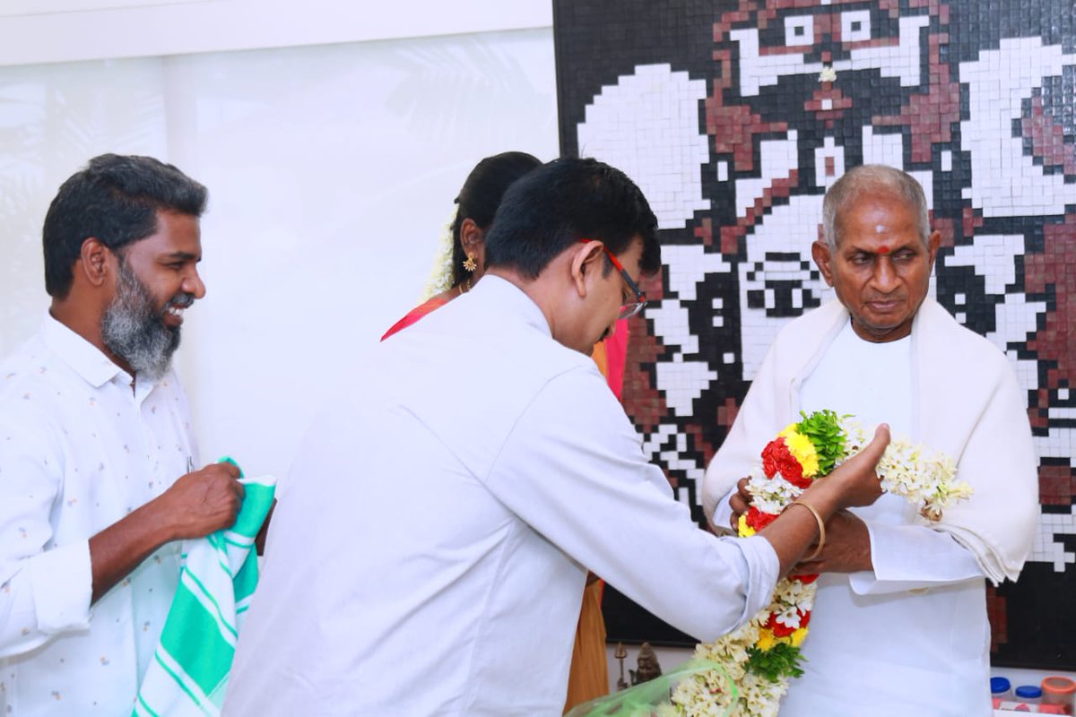 onlykodanki's tweet photo. இசைஞானி இளையராஜாவுக்கு விரைவில் பாரத ரத்னா விருது - வாழ்த்திய #TMJA நிர்வாகிகள் நம்பிக்கையுடன் சொன்னதை கேட்டு சிரித்து மகிழ்ச்சியை வெளிப்படுத்திய இசைஞானி.
உலகம் போற்றும் வகையில் சமீபத்தில் சிம்பொனி இசை விருந்து படைத்த பண்ணைபுரம் தந்த #இசைஞானிஇளையராஜா அவர்களுக்கு #தமிழ்_திரைப்பட_பத்திரிகையாளர்கள்_சங்கம் சார்பில் சிறப்பு கவுரவம் செய்யப்பட்டது.
இதற்காக வடபழனி முருகன் கோயிலில் இளையராஜா அவர்களின் பெயரில் சிறப்பு அர்ச்சனை செய்து கோயில் பிரசாதமும், சங்கம் சார்பில் அழகிய நினைவு பரிசையும் தலைவர் கவிதா, செயலாளர் கோடங்கி ஆபிரகாம், பொருளாளர் ஒற்றன் துரை, துணைத் தலைவர் பரத் உள்ளிட்ட நிர்வாகிகள் இசைஞானியை சந்தித்து வழங்கி, "விரைவில் பாரத ரத்னா விருது கிடைக்க வேண்டும்" என்று அட்வான்ஸ் வாழ்த்துகளையும் தெரிவித்த போது, அதைக் கேட்டு மகிழ்ச்சியை வெளிப்படுத்தி வழக்கமான சிரிப்பை பதிலாக தந்தார் இசைஞானி.
@ilaiyaraaja @kavithareporter @ottrandorai #TMJA #tamilcinema