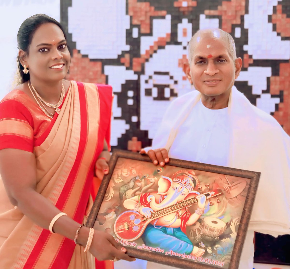 onlykodanki's tweet photo. இசைஞானி இளையராஜாவுக்கு விரைவில் பாரத ரத்னா விருது - வாழ்த்திய #TMJA நிர்வாகிகள் நம்பிக்கையுடன் சொன்னதை கேட்டு சிரித்து மகிழ்ச்சியை வெளிப்படுத்திய இசைஞானி.
உலகம் போற்றும் வகையில் சமீபத்தில் சிம்பொனி இசை விருந்து படைத்த பண்ணைபுரம் தந்த #இசைஞானிஇளையராஜா அவர்களுக்கு #தமிழ்_திரைப்பட_பத்திரிகையாளர்கள்_சங்கம் சார்பில் சிறப்பு கவுரவம் செய்யப்பட்டது.
இதற்காக வடபழனி முருகன் கோயிலில் இளையராஜா அவர்களின் பெயரில் சிறப்பு அர்ச்சனை செய்து கோயில் பிரசாதமும், சங்கம் சார்பில் அழகிய நினைவு பரிசையும் தலைவர் கவிதா, செயலாளர் கோடங்கி ஆபிரகாம், பொருளாளர் ஒற்றன் துரை, துணைத் தலைவர் பரத் உள்ளிட்ட நிர்வாகிகள் இசைஞானியை சந்தித்து வழங்கி, "விரைவில் பாரத ரத்னா விருது கிடைக்க வேண்டும்" என்று அட்வான்ஸ் வாழ்த்துகளையும் தெரிவித்த போது, அதைக் கேட்டு மகிழ்ச்சியை வெளிப்படுத்தி வழக்கமான சிரிப்பை பதிலாக தந்தார் இசைஞானி.
@ilaiyaraaja @kavithareporter @ottrandorai #TMJA #tamilcinema
