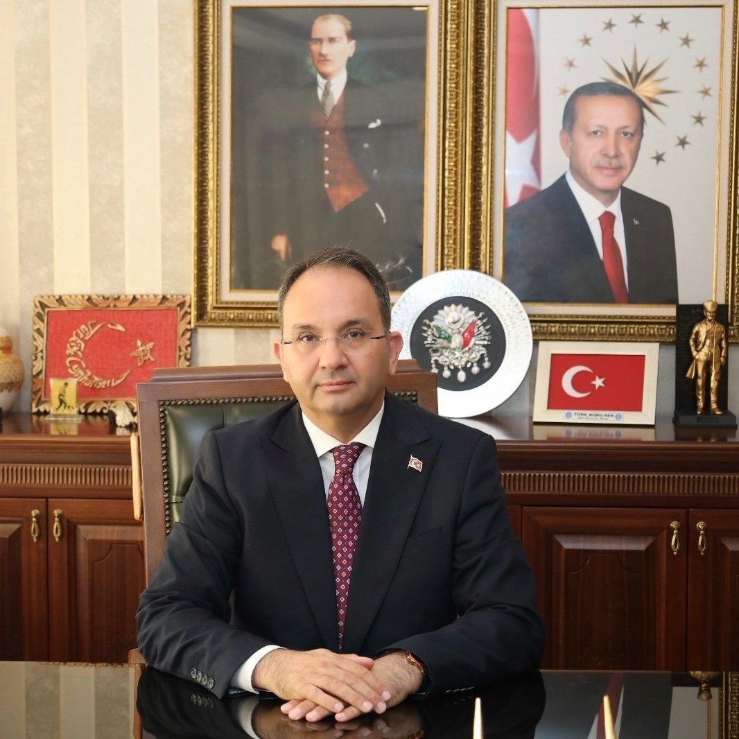 Şişli Belediyesi'ne kayyum atandı.

Tutuklanan Resul Emrah Şahan'ın yerine Şişli Kaymakamı Cevdet Ertürkmen, Şişli Belediye Başkan Vekili olarak görevlendirdi.

#ekremimamoğlu #ibb #tutuklandı  #sarachanedeyiz  #sondakika #silivri #oykullan #ekrembaşkan #kurtuluşyoktekbaşına