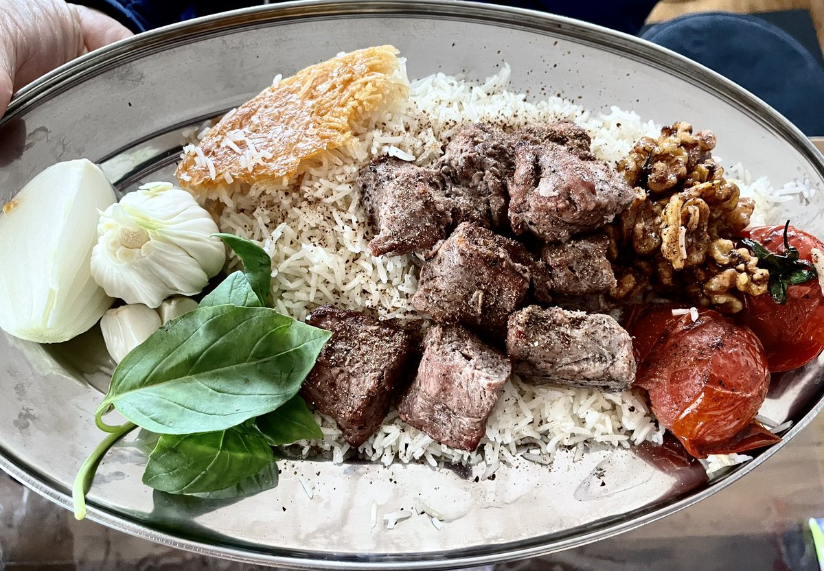 emadpsy's tweet image. جای همه دوستانِ دور و نزدیک خالی.
زیباترینِ اصوات و لحظات، صدای خندهی عزیزان آدم به وقت غذا خوردنه.