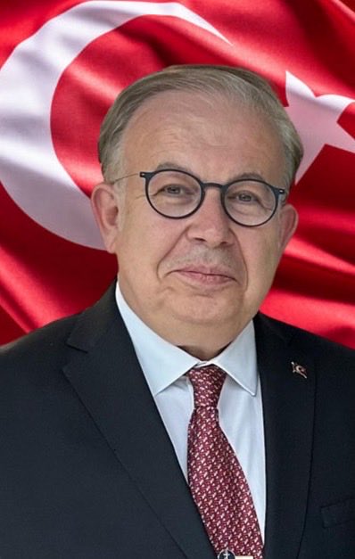 🇹🇷 Cihat Yaycı ; Türkiye’de, şanlı Türk Bayrağından başka, sözde Kürdistan paçavralarının, yetkililerin gözlerine sokarcasına sallandığı, bu bedbaht günlerde, tüm Türk Milleti’ni,
“NE MUTLU TÜRKÜM DİYENE!!” diye haykırmaya ve Türk Bayrağını her yerde gururla taşımaya çağırıyorum.