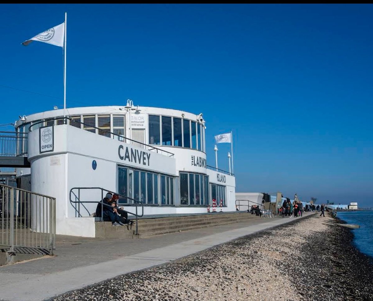 farrier_rob's tweet photo. @Tim_Burgess A lot of the location shots for the video were shot in Essex Labworth Cafe canvy island beach https://t.co/JvOEJP30gn