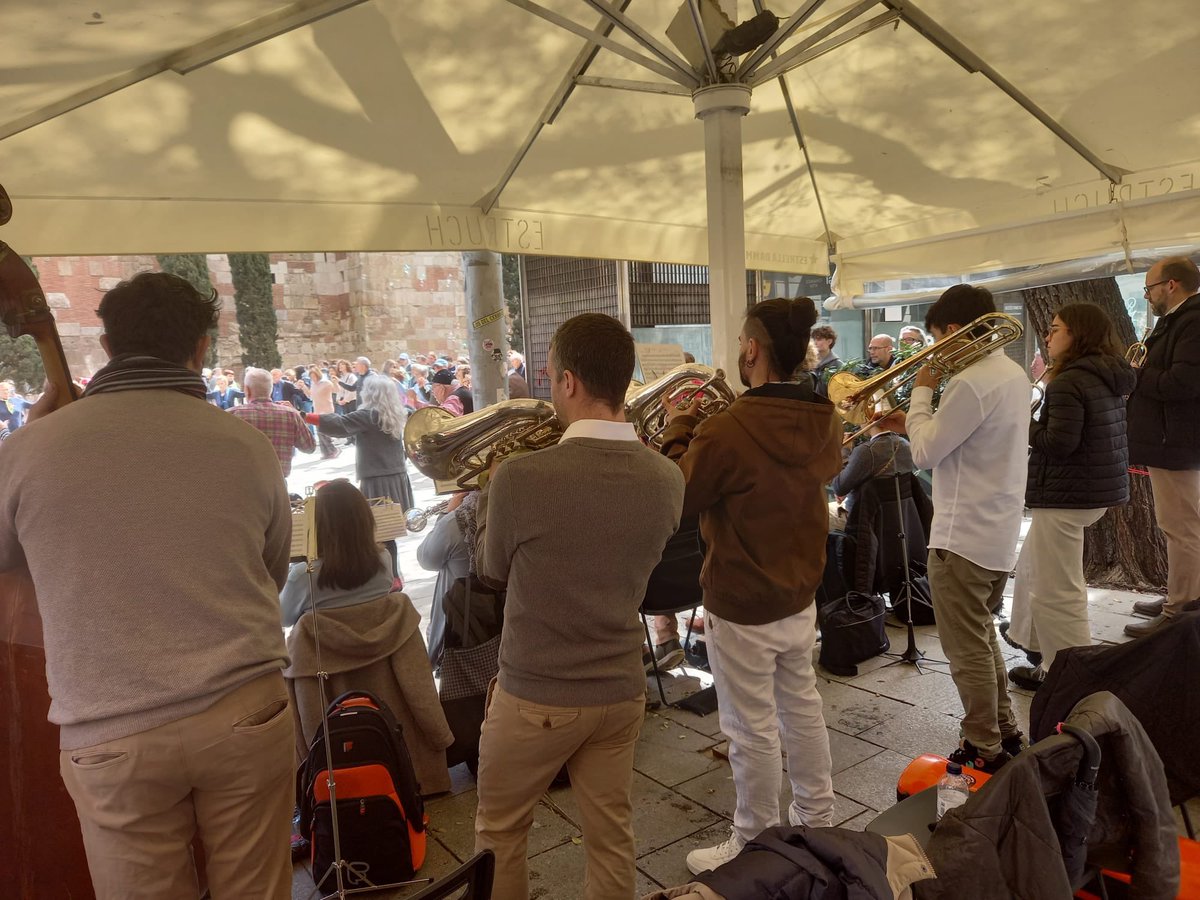 Avui hem fet sortir el sol! ☀️☀️☀️☀️Ballada a la Catedral! 🥳 Gràcies Meritxell Constantí per no suspendre-la a primera hora 🤗 Gràcies a tothom que ha vingut, ens retrobem el 4 de maig <a href="/ACFBarcelona/">ACFBarcelona</a>