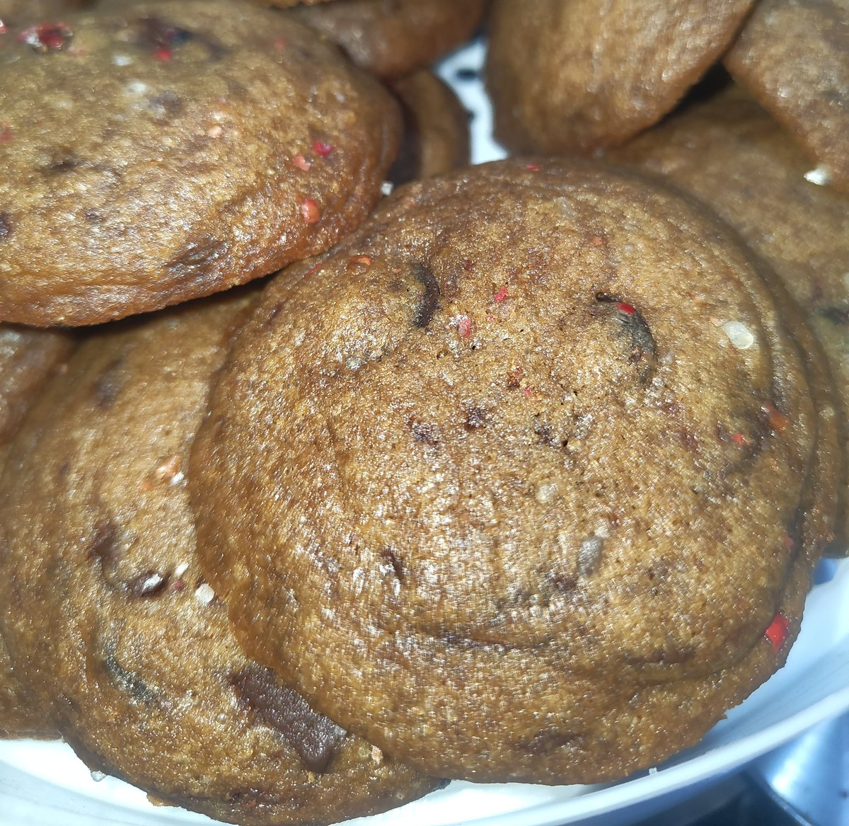 kdramafan2004's tweet photo. nakaka addict pala tong adobo chocolate chip cookies 😅 https://t.co/A2JbQtXy9G