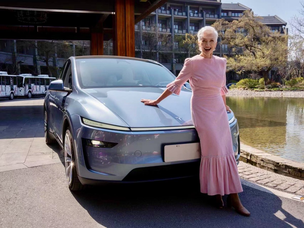 mayemusk's tweet image. When I was in Wuxi, China, I saw the new Tesla Y in glacier blue. Loved it! 😍😍 @Tesla_Asia 👏👏
Also wonderful to see Grace Tao, Global Vice President of Tesla Inc.