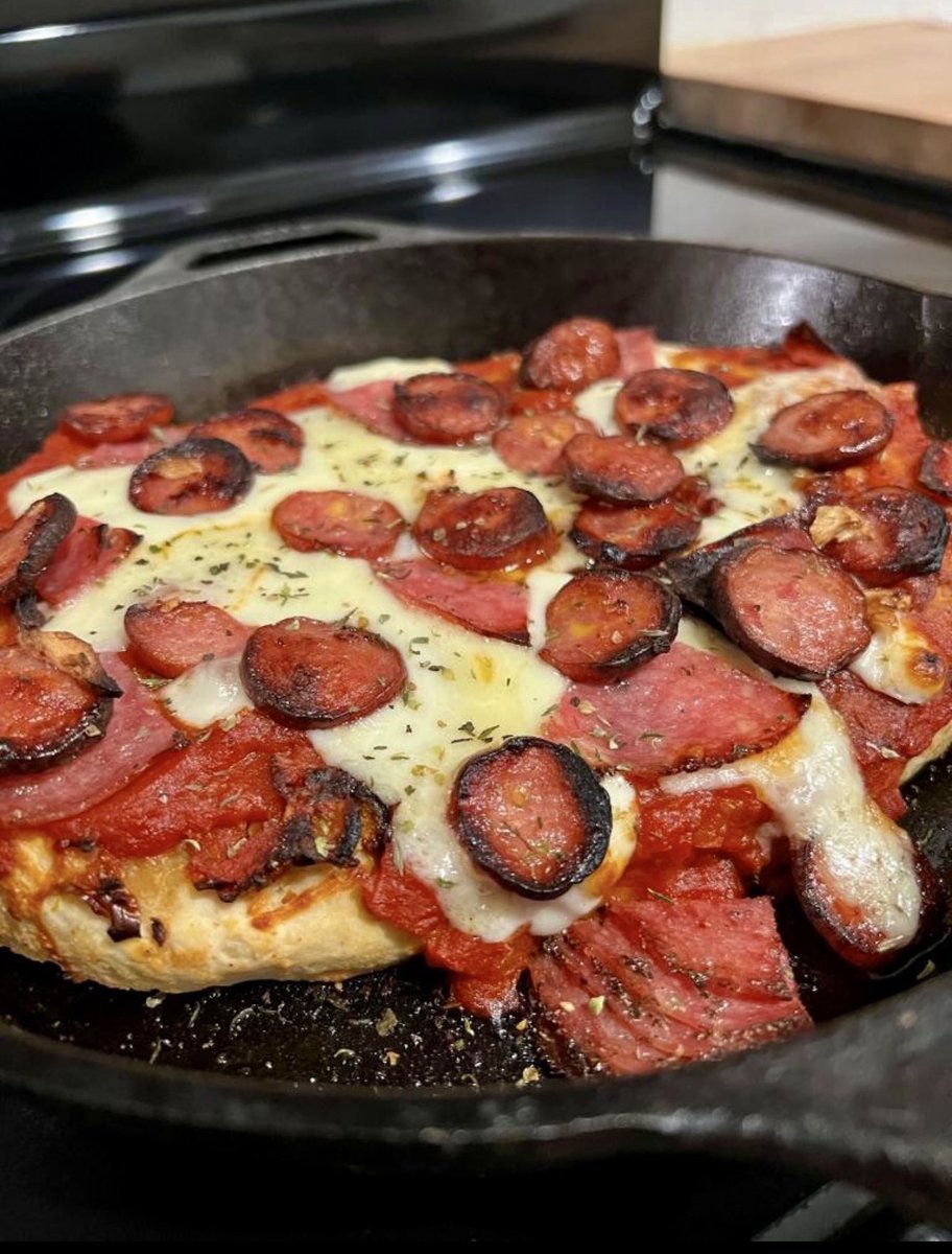 QCSausage's tweet image. Sunday Funday!🍕🎉
#sundayvibes #pizzaparty #MarchMadness2025 #skilletpizza #smokedsausages #delicious