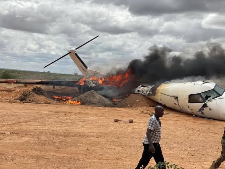 SecurityArenaKE's tweet image. Five Kenyans who were on board a Kenya cargo aircraft that crashed near #Mogadishu, #Somalia, died.

The incident comes at a time Somalia Security Forces &amp;amp; partners are battling #Alshabaab, which is threatening to take over Mogadishu.

States need to support Somalia fight terror.