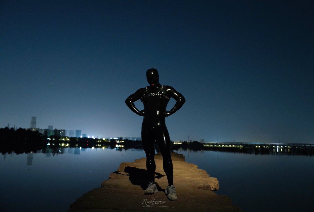 大半夜不适合出门
不然会在热门景点遇到我
