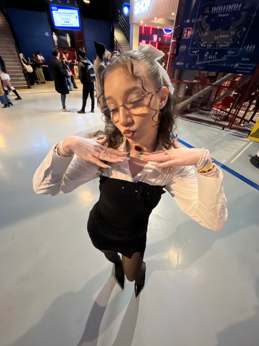 moi_c_lina's tweet image. Concert Jennie guys 💋💋

#JENNIE #JENNIEinParis #RubyExperienceParis