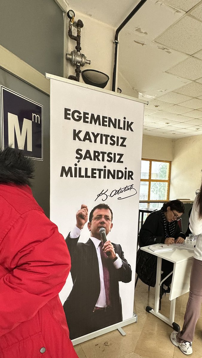 dandelionnqueen's tweet photo. Karıncanın dediği gibi..
“ben de biliyorum yangını tek başıma söndüremeyeceğimi, ama hangi tarafta olduğum belli olsun.” https://t.co/ewJmAPmWgC