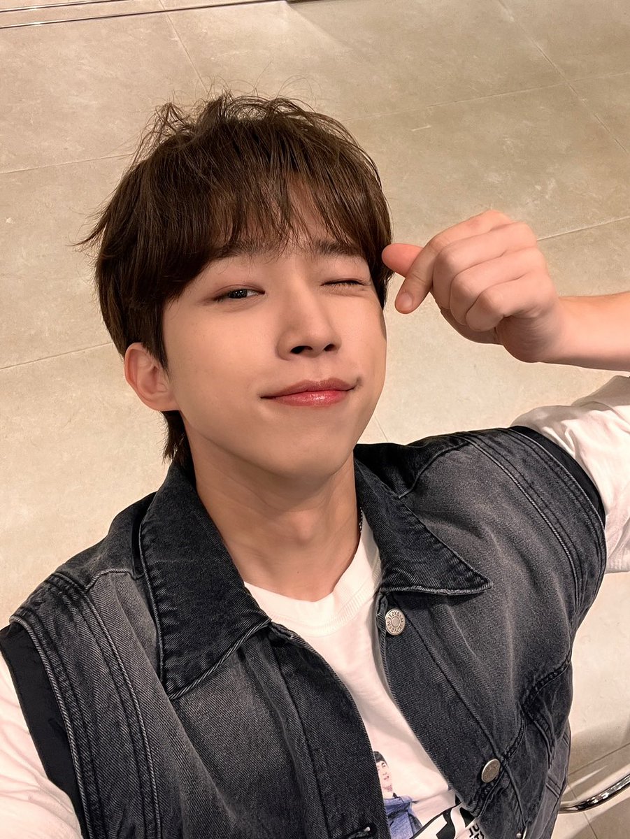 NFlyingofficial's tweet photo. 사운드 베리 참 재미있었다!🤗

#NFlying #엔플라잉 #서동성 #SeoDongSung https://t.co/VpdzZENg3e