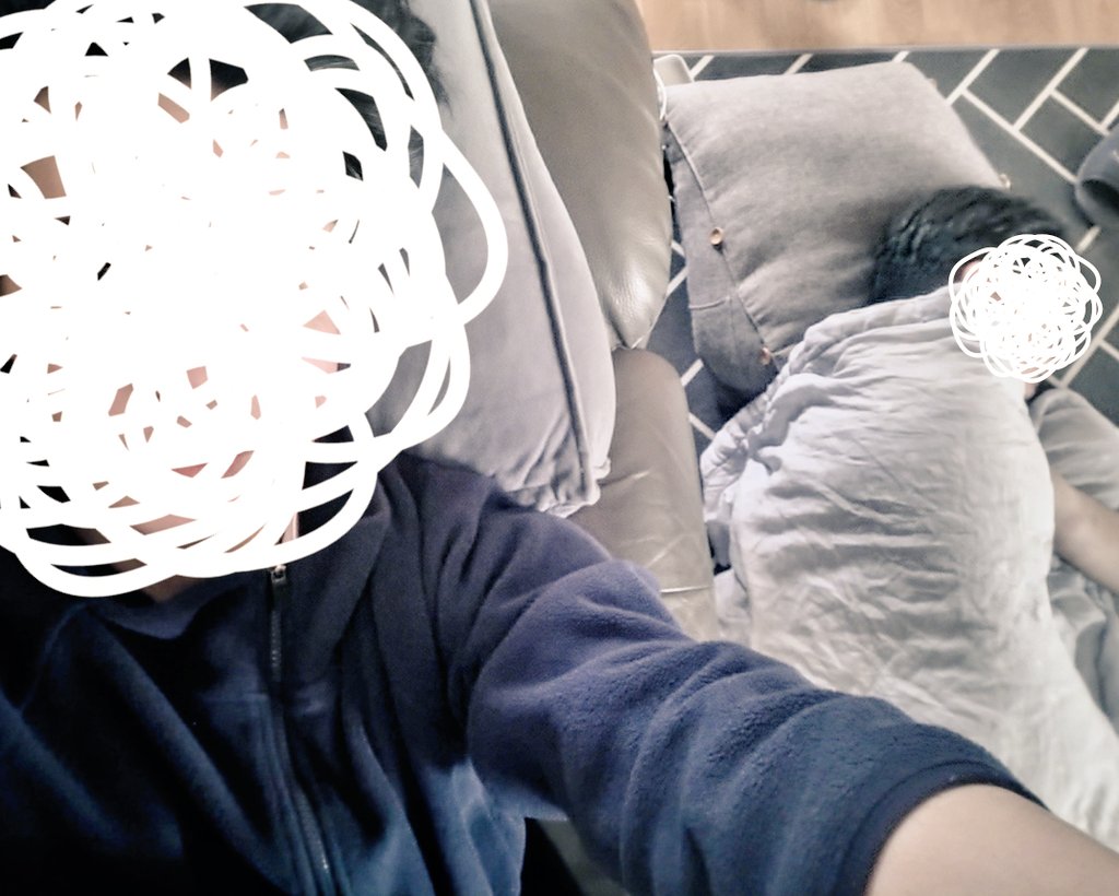 [하슬생활]
강아지가 국립중앙박물관에 가본적이 없다고 해서 주말에 같이 데이트~
그리고... 정말 뒤지는줄;;; 재미 있긴한데, 이렇게 컸었나??;;
둘 다 방전되어 다음날 하루종일 뒹굴뒹굴...
주말에 야한거 못해서 아쉬움 ㅜㅜ

거실에서 퍼져있을땐 난 소파에서, 강아지는 바닥에서~