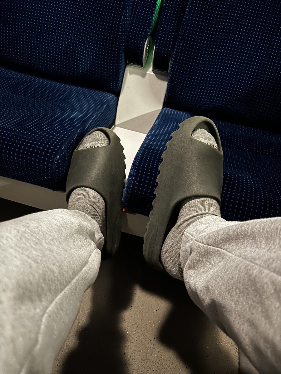 panmati2137's tweet photo. Pan znów w pociągu a wy cwele co? Do roboty pracować na moje zachcianki 🐽🐶🧦🖕

#findom https://t.co/5nNhCVqAXQ