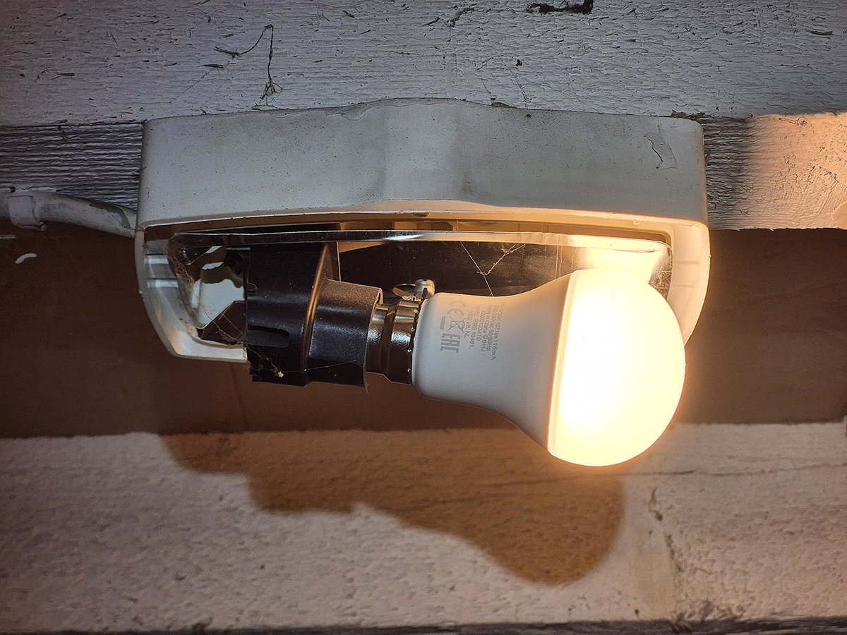 Climaxe_fr's tweet photo. Pour remplacer des ampoules grillées dans les parties communes d'une cave de copropriété, j'ai choisi ce lot de 6 ampoules Philips à LED, culot B22, 13W et teinte 2700K. Voici mon test : https://t.co/z5hva2hknn #ampoules #philips #climaxe #b22 #éclairage https://t.co/DqEgsZoUNa