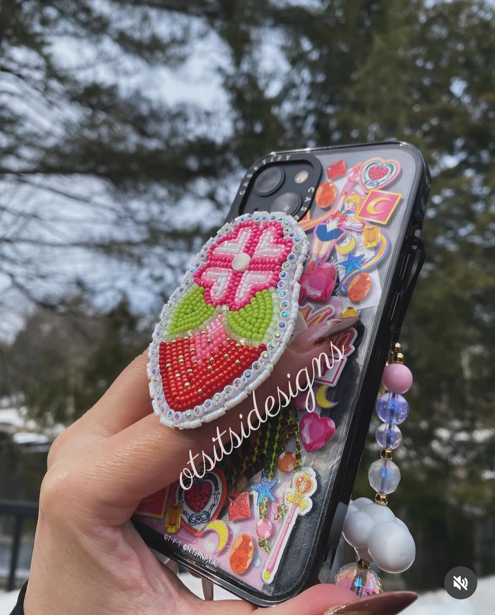 custom beaded strawberry popsocket 🍓 nfs 

beaded w size 11/0 beads &amp; wampum shell center 🌸 the berry looks good enough to eat 😋 

shop avai!able items from my site • dm for p@yment via e tr@nsfer or p@ypal • ty for supporting Indigenous art ⚡️

otsitsidesigns.square.site 🌱