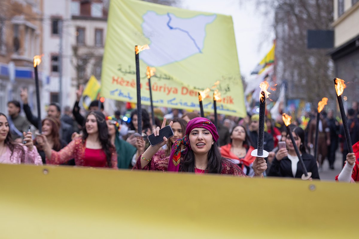 #Bilddokumentation der #Newroz Demo vom 21.03.2025 in #Saarbrücken. Rund 600 Menschen zogen am Freitag vom Landwehrplatz durch die Innenstadt zum Bürgerpark, wo sie das kurdische Neujahrsfest feierten. #Saarland #Saar

flickr.com/photos/kaischw…