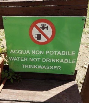 #مساء_الخير 🌹

في إيطاليا 🇮🇹 خصوصاً الشمال الإيطالي 

إذا صادفت مثل هذي البرّادات 

وعليها نفس الكتابة اشرب منها لين تقول بس😂

قسم بالله مافي اطعم ولا انقى منها 😍

لكن لو لقيت نفس الكتابة اللي في اللوحة الخضراء إنتبه‼️ لاتقربها 👍