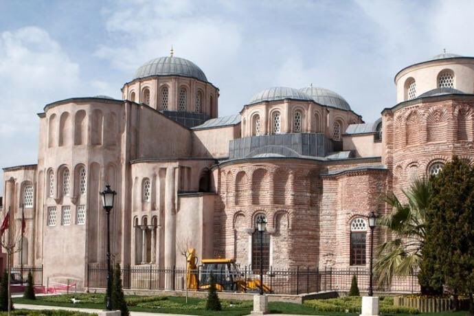 Purpura57912934's tweet photo. Following the liberation of Constantinople in 1261, the medieval Roman capital became the epicenter of the Eastern Orthodox Christian world, serving as a model for emulating everything from imperial state structures to church organization. The ability of the Serb King Stefan Milutin of Rascia (1282–1321) to establish and fund a hospital in Constantinople, attached to the Pantokrator Monastery (covering the wages of doctors, medical and nursing staff, and full patient expenses for the first 50 beds), is a good example. This act of sponsorship was a matter of great prestige for the Slavic ruler.