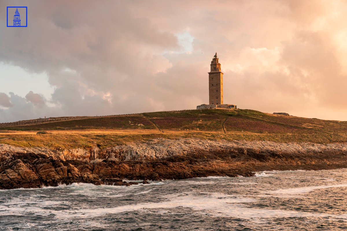 La luz de los últimos rayos de sol del día proyectada ✨ sobre la Torre crea una atmósfera especial.

#TorreDeHércules #TowerOfHercules