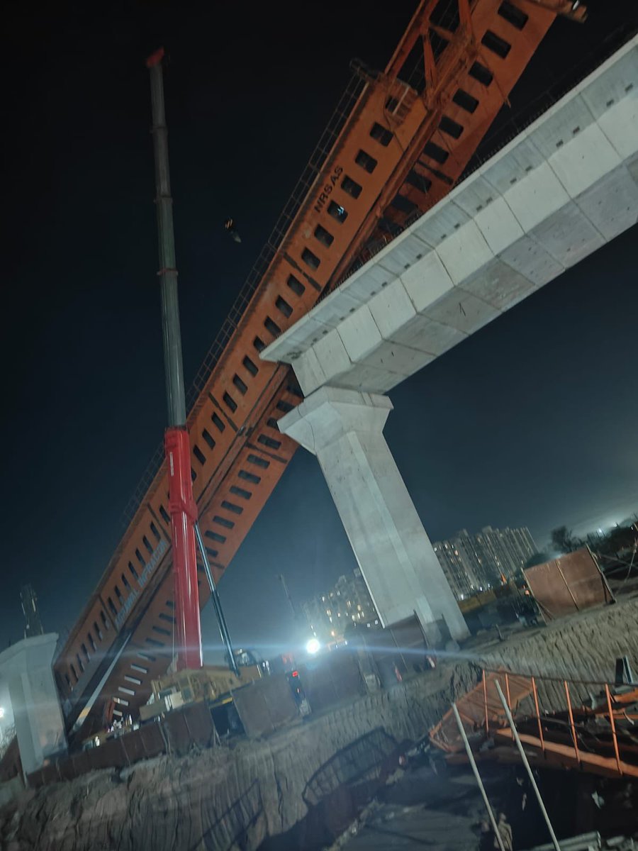 Railwhispers's tweet image. #वटवा लॉबी-रिंग रोड के पास-बुलेट ट्रेन का गर्डर डॉउन मेन लाइन #OHE पर गिरा। OHE टूट गया है। किसी जनहानि की खबर नहीं है। संबंधित अधिकारी घटनास्थल पर पहुँच चुके हैं और रिस्टोरेशन का काम शुरू हो गया है! पर ये #सेफ्टी के प्रति एक गंभीर लापरवाही हुई है!
@RailMinIndia @PMOIndia @nhsrcl