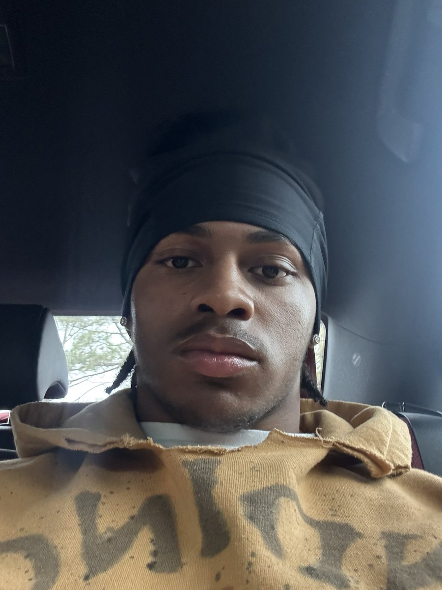 hardlysocial's tweet photo. looking for a gf u can cheat on me idc i just want love https://t.co/XryBgWfnf0