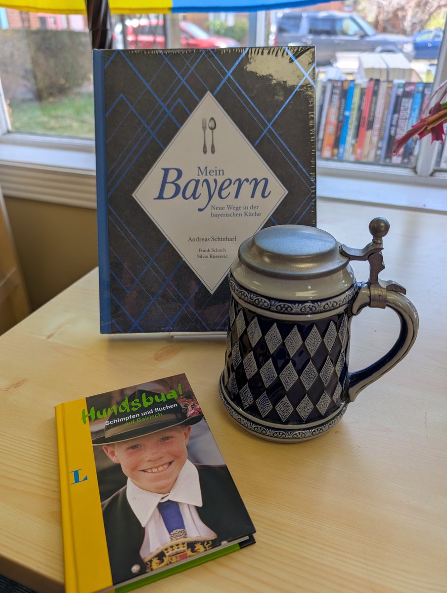 BergstromBooks's tweet image. Wōs gibd&apos;s heid bsundas? Mia hom vui guade Buacha! It&apos;s perfect Biergarten weather today, before heading down to @babycatbrewery , swing by grab a book to practice your Bavarian dialect! Even for the Breissn! #germanlanguage #studygerman #indiebookstore