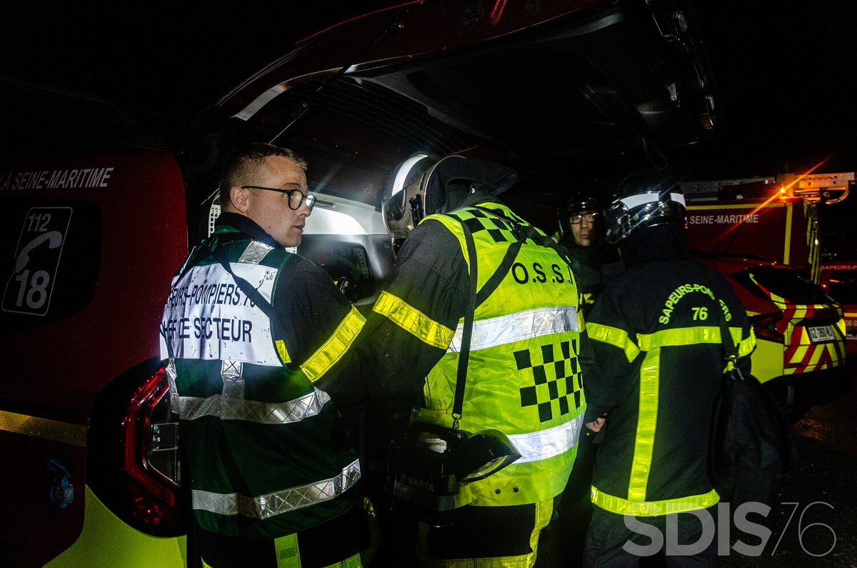 #Intervention 🔥

Suite à deux impacts de foudre, un incendie s’est déclaré dans des locaux industriels à Saint-Romain-de-Colbosc.

L’action rapide de 37 sapeurs-pompiers du #Sdis76 a permis d’éteindre le feu et d’empêcher la propagation aux bâtiments voisins.