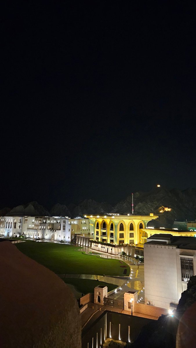 إطلالة رائعة #لقصر_العلم العامر من على #قلعة_الميراني.