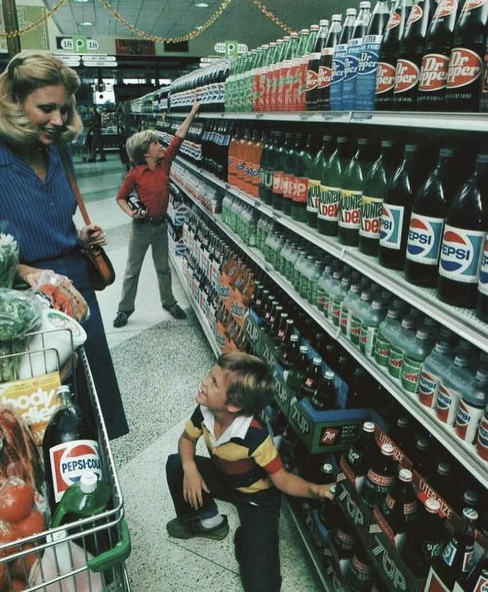 JamesLucasIT's tweet image. 3. A grocery store in the early 1980s. 

All glass bottles, no plastic in sight.