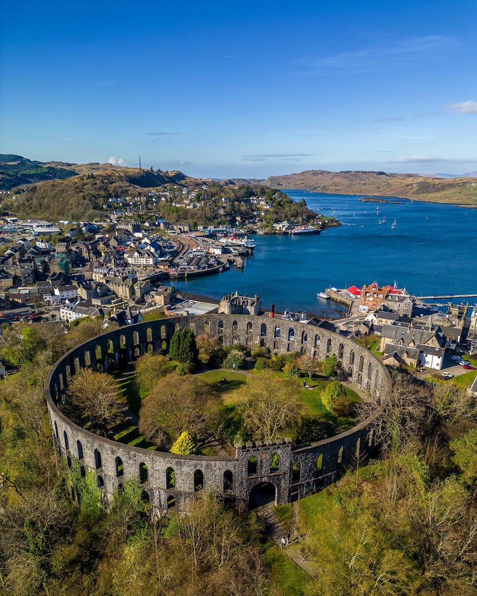 The bonnie seaside town of #Oban - also known as the 'Gateway to the Isles' 😍🌊 Is this lovely wee place on YOUR visit list? 💙

📍 McCaig's Tower, @LoveOban_ 📷 IG/hawkayescotland