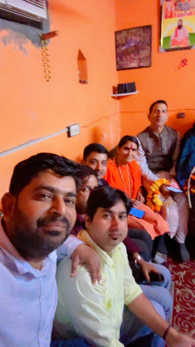 DeepakAbrol9's tweet photo. महामंत्री श्री महंत मोहन गिरी महाराज जी को श्री पंच दसनाम जूना अखाड़ा वृदावन १३ मढ़ीं जगरमा परिवार का अंतर्राष्ट्रीय सचिव बनने पर जिला अध्यक्ष सुश्री उपदेश अंदोत्रा जी की अध्यक्षता में भाजपा कार्यकर्ताओं ने सम्मानित किया। @UpdeshAndotra17 https://t.co/0M9KQ28dAe