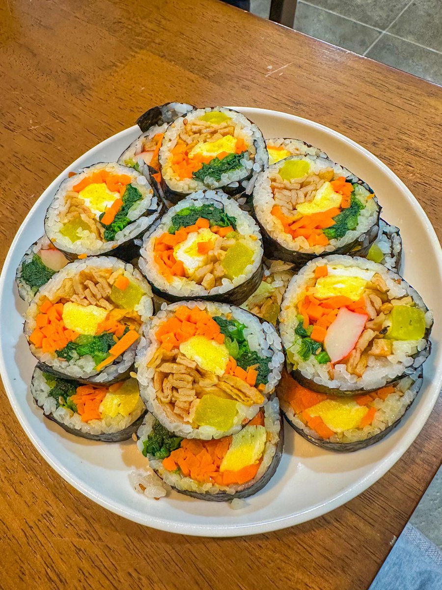 Homemade 김밥 (Gimbap) courtesy of 엄마 (MIL)

#koreanfood #homemade #kimbap #momfood